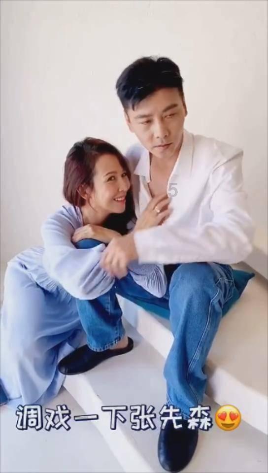 救援聪明的小女生